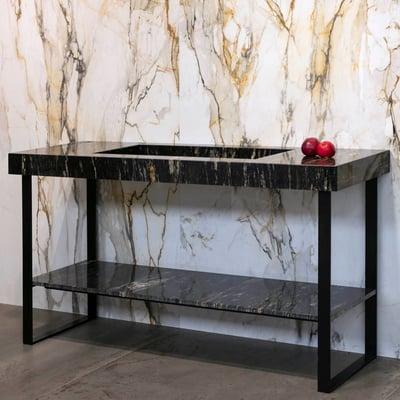 Balta keraminė siena su žemės spalvų raštais