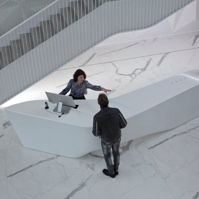 Neįprastos formos registratūra iš balto akrilinio akmens corian verslo centre / gamintojas - Gforma