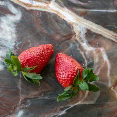 Raudonas marmurinis stalviršis su baltomis ir pilkomis gyslomis / gamintojas - Arsenalas