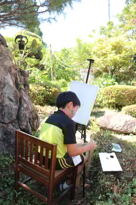 庭にイーゼルをだしてかく