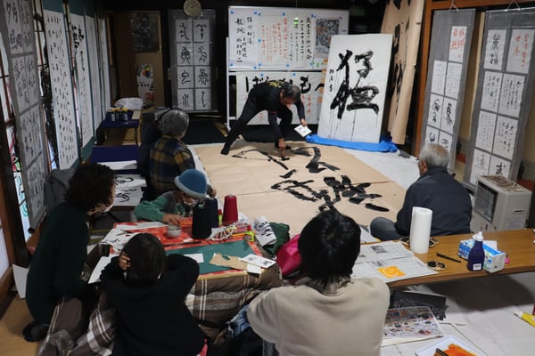 大きな紙に書道パフォーマンス