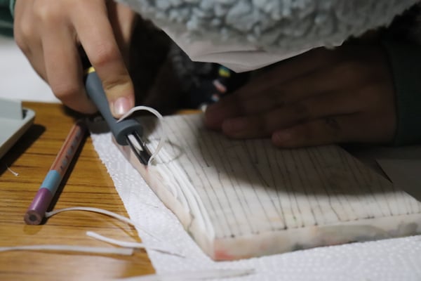 消しゴムハンコ彫刻中