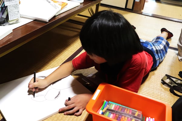 畳に寝転んでペン画に挑戦