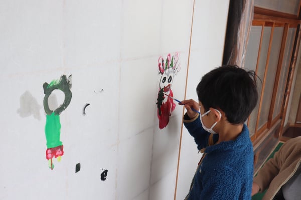 障子に絵をかく