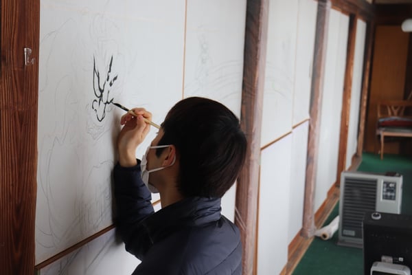 墨で輪郭をかいていく