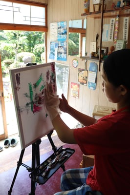 玄関で油絵をかく