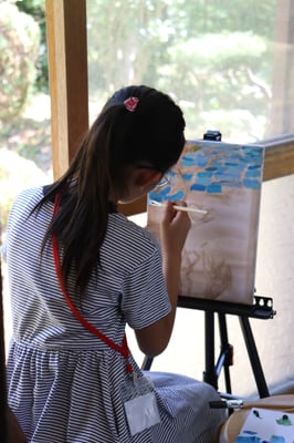 庭園を眺めながらかく