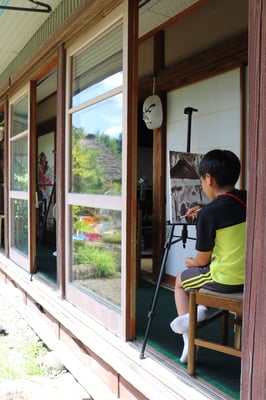 縁側で油絵をかく