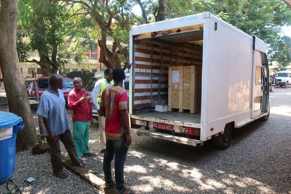 Livraison du matériel à l'INSE depuis l'aéroport de Conakry (28 novembre 2019)