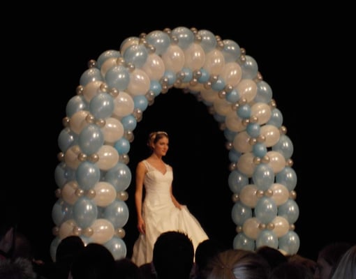 Exklusivbogen als Portal oder Eingang. Hochzeitsmesse.