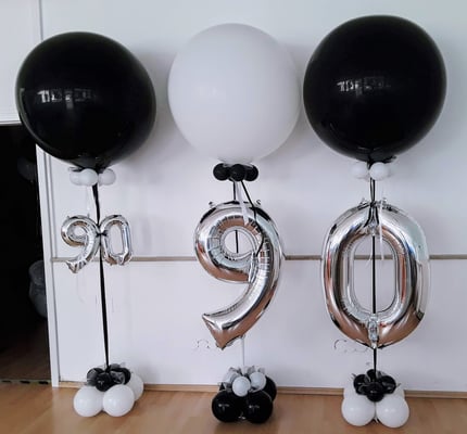 Ballonsäulen für die Innendeko oder Ihren Eingang. Beispiel zum 90. Firmenjubiläum. Alle Zahlen möglich. In silber, gold, blau, pink, rosegold, schwarz.