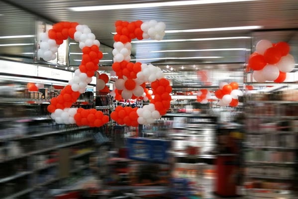Zum 25. Filialjubiläum riesengroße Zahlen aus vielen kleinen Ballons. Drogerie Müller.