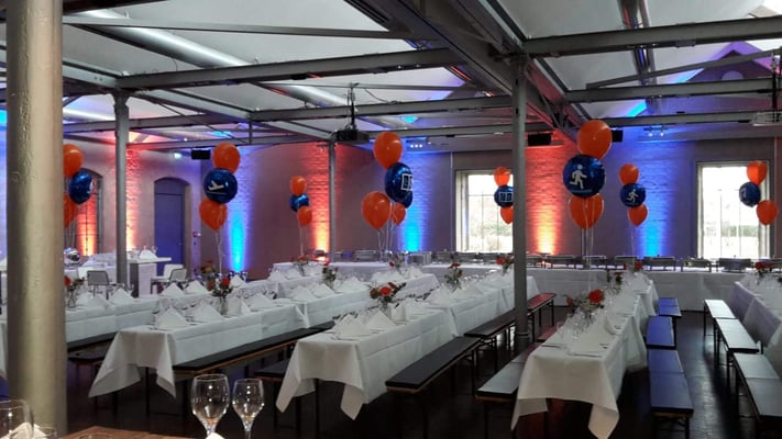 Tischdekoration in Firmenfarben aus Latexballons und mit einem kundenspezifischen Plott versehen. Jahrestagung Hager.