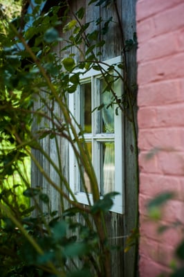 A cottage by the stream © François Struzik - simply human 2015