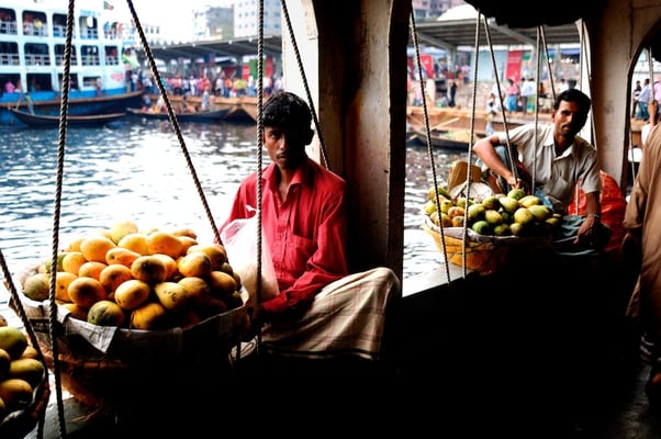 By boat from Dhaka - © François Struzik - simply human 2011 - Dhaka -Bangladesh
