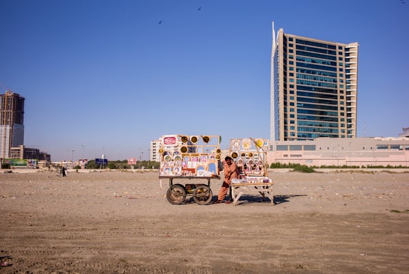 © François Struzik - simply human - Clifton beach, Karachi - Pakistan