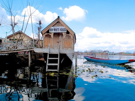 Kashmir In winter- © François Struzik - simply human 2014 - (Indian ad.) Kashmir - J&K - India - House boat on Dal Lake