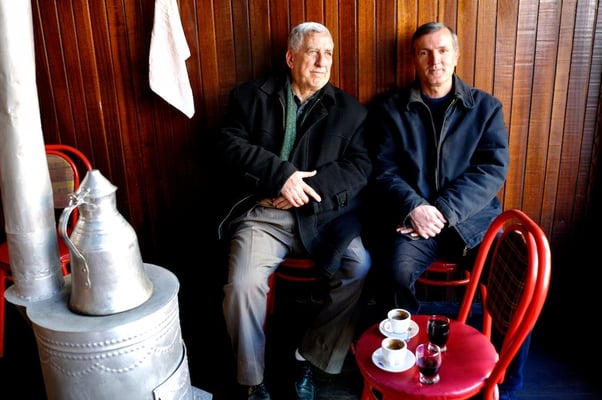 Prizren - © François Struzik - simply human 2008 - Kosovo - tea at the hair-dresser