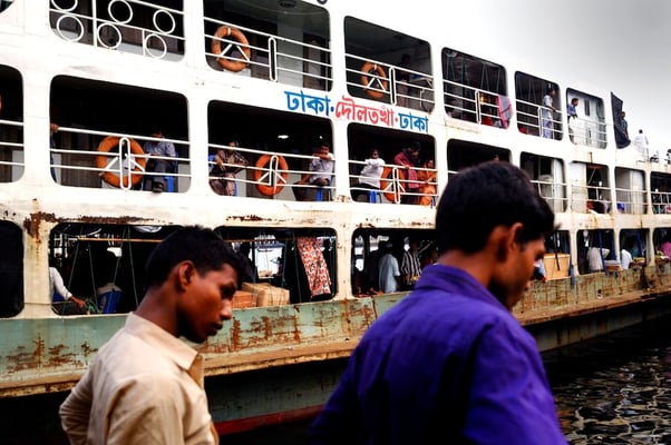By boat from Dhaka - © François Struzik - simply human 2011 - Dhaka - Bangladesh
