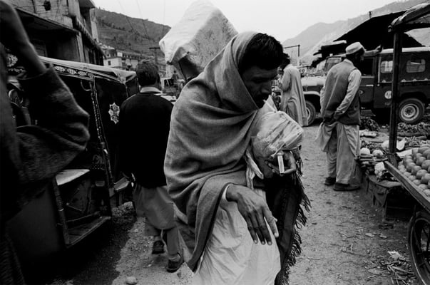Sorrow in Kashmir - (Pak. Ad.) Kashmir ) Azad Kashmir - Pakistan © François Struzik - simply human 2006