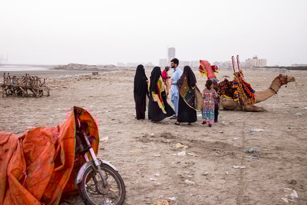 © François Struzik - simply human - Clifton beach, Karachi - Pakistan