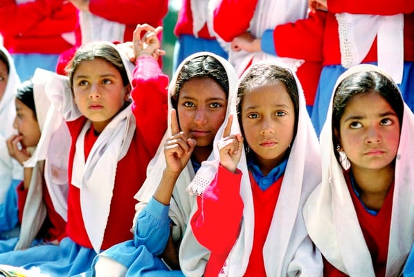 Girls education in Kashmir - (Indian Ad.) Kashmir / J&K - India © François Struzik - simply human 2006