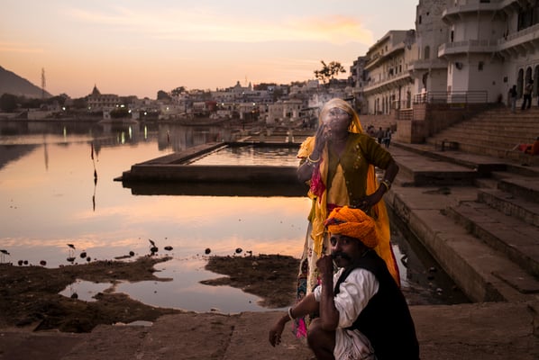 Pushkar, gypsy family by the holy lake. colourful Rajasthan - India  © François Struzik - simply human 2015