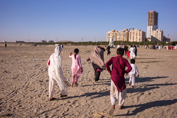 © François Struzik - simply human - Clifton beach, Karachi - Pakistan