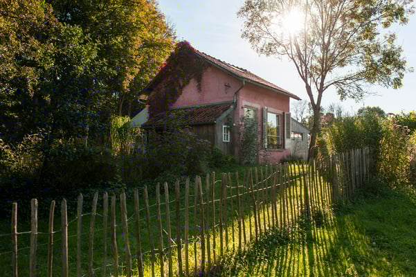 A cottage by the stream © François Struzik - simply human 2015