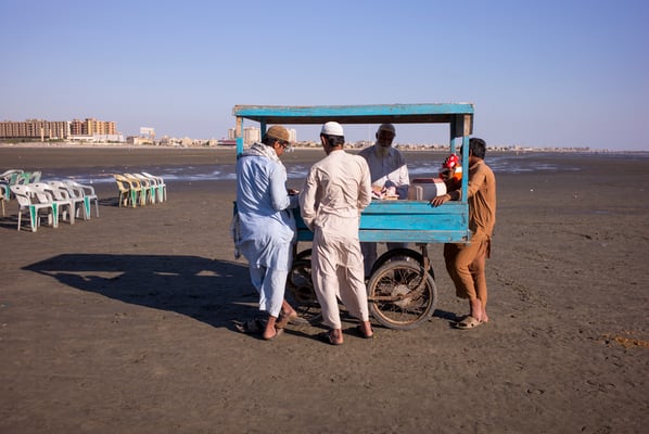© François Struzik - simply human - Clifton beach, Karachi - Pakistan