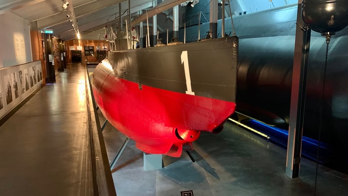 Das erste U-Boot Schwedens, daneben die schwarze Neptun