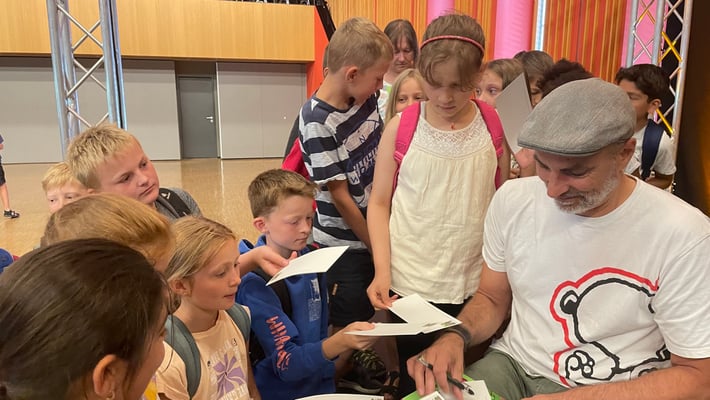 Nils Mohl bei einer Schulveranstaltung