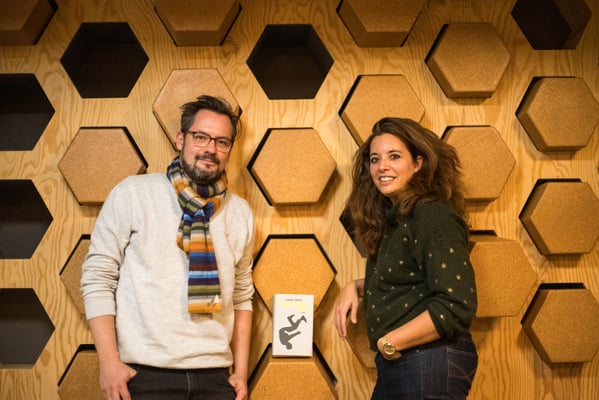 Autor Simon Urban und Moderatorin Rasha Khayat beim Leseclubfestival 2021 (Foto: Nico Scagliarini)