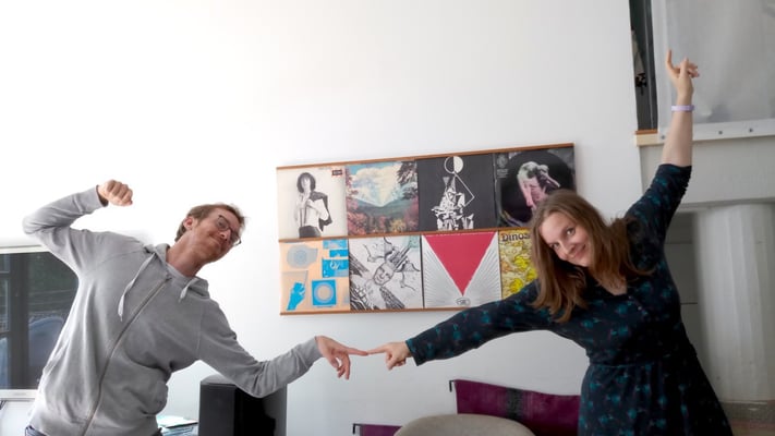 Hannes Wittmer trifft Judith Holofernes zu Podcastaufnahmen