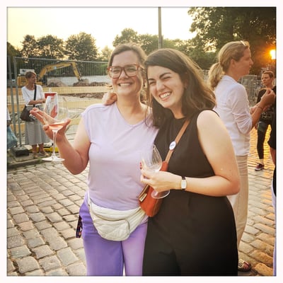 Katrin Weiland übergibt 2023 die Literatur-Altonale an Nefeli Kavouras