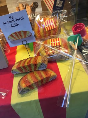 Es gibt an Sant Jordi überall spezielle Geschenke - sogar eingefärbtes Essen in den katalanischen Nationalfarben