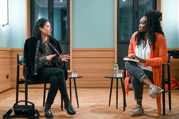 Khuê Phạm (Autorin) und Alexandra Antwi-Boasiako (Moderation) beim Leseclubfestival 2021 (Foto: Thomas Panzau)