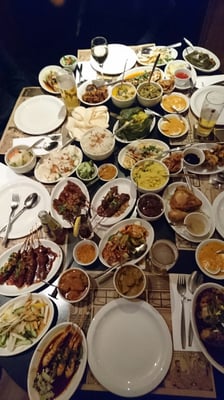 Nochmal groß essen gehen: Bitte 3x die große Reistafel (=42 Gerichte)!