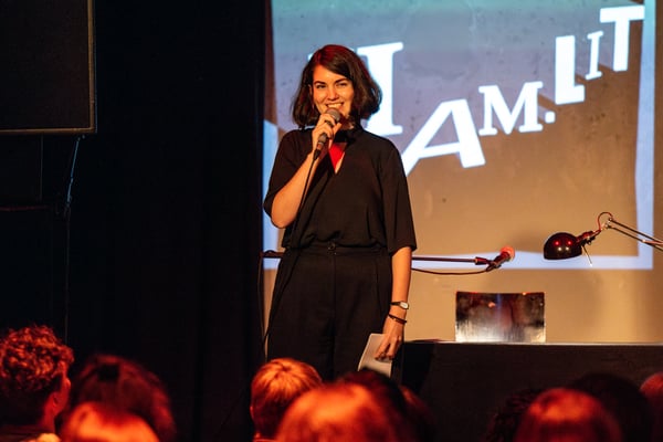 Moderatorin Nefeli Kavouras, HAM.LIT 2024 (Foto: Thomas Panzau)