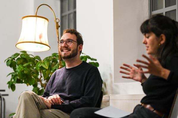 Lukas Rietzschel (Autor) und Nefeli Kavouras (Moderation) beim Leseclubfestival 2021 (Foto: Thomas Panzau)