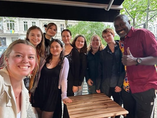 Musa Okwonga mit Leipziger Studierenden, die Werbetrailer zu seinem Buch drehten