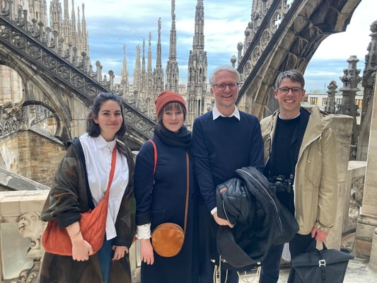 Nefeli, Nele, Daniel und Peter 2024 in Mailand