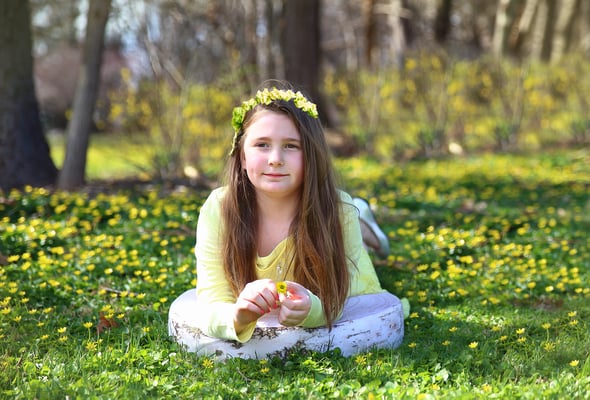 Spring, yellow, girls and forsythia. Spring photo session. Photographer Gosia & Steve Tudruj Servis Pa, NJ, NY 215-837-6651 www.momentsinlifephoto.com Specializing in wedding photography, event, portrait