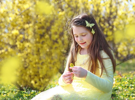 Spring, yellow, girls and forsythia. Spring photo session. Photographer Gosia Tudruj Pa, NJ, NY 215-837-6651 www.momentsinlifephoto.com Specializing in wedding photography, event, portrait