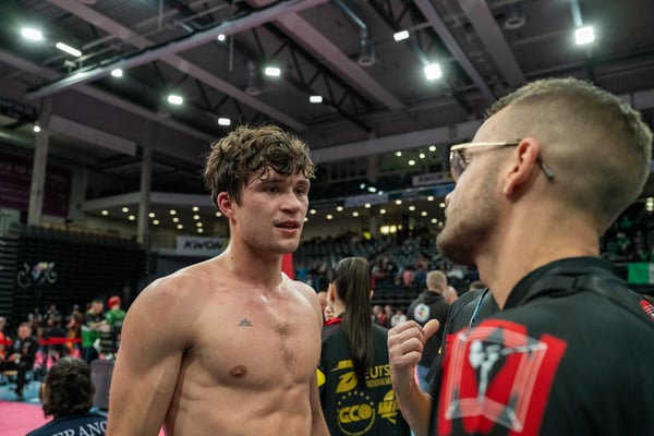 Bild 2 Mann Oberkörperfrei