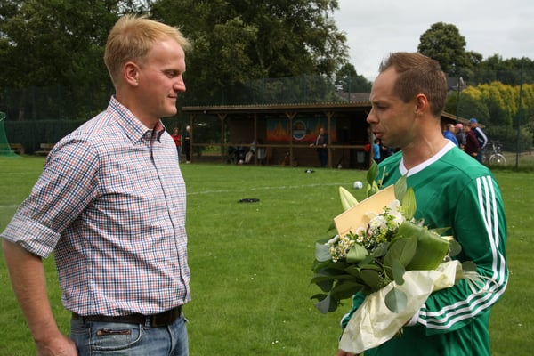  Dirk Holthusen, Geschäftsführer der M. Hölting GmbH in Burweg, hat den Spielern die neuen Trikots spendiert. Die Mannschaft bedankte sich bei Ihrem Sponsor mit einem Blumenstrauß. 