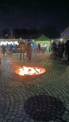 7. Adventsfenster Weihnachtsmarkt Joldfasähnchen
