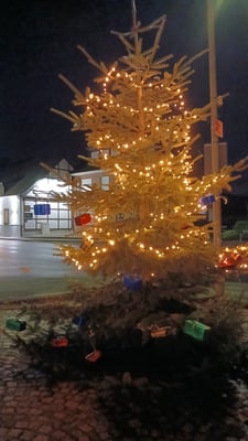 7. Adventsfenster Weihnachtsmarkt Joldfasähnchen