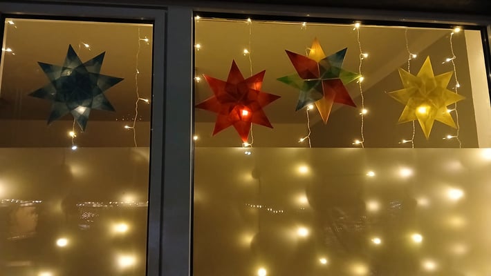 7. Adventsfenster Weihnachtsmarkt Joldfasähnchen 