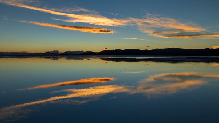 Spiegelung im leicht (ca 3 cm) unter Wasser stehenden Salar Uyuni